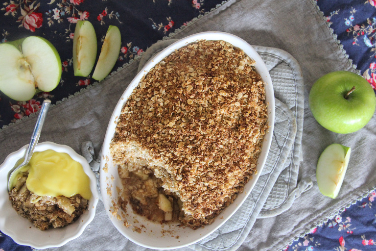 Apple Crumble | roamingtaste.com