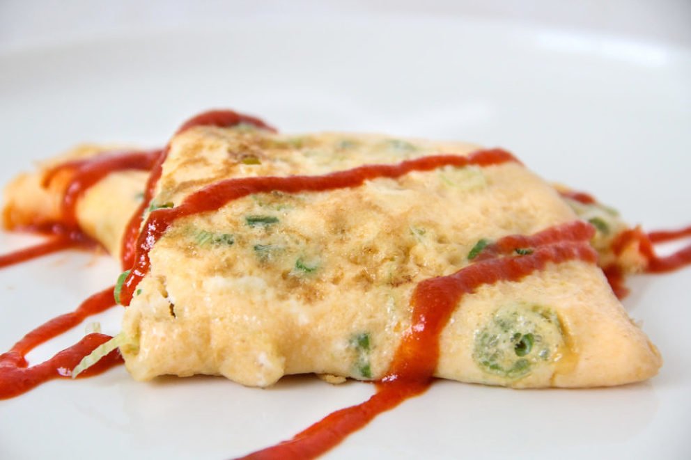 Kai Jeow – Thai Omelette with Sriracha | roamingtaste.com