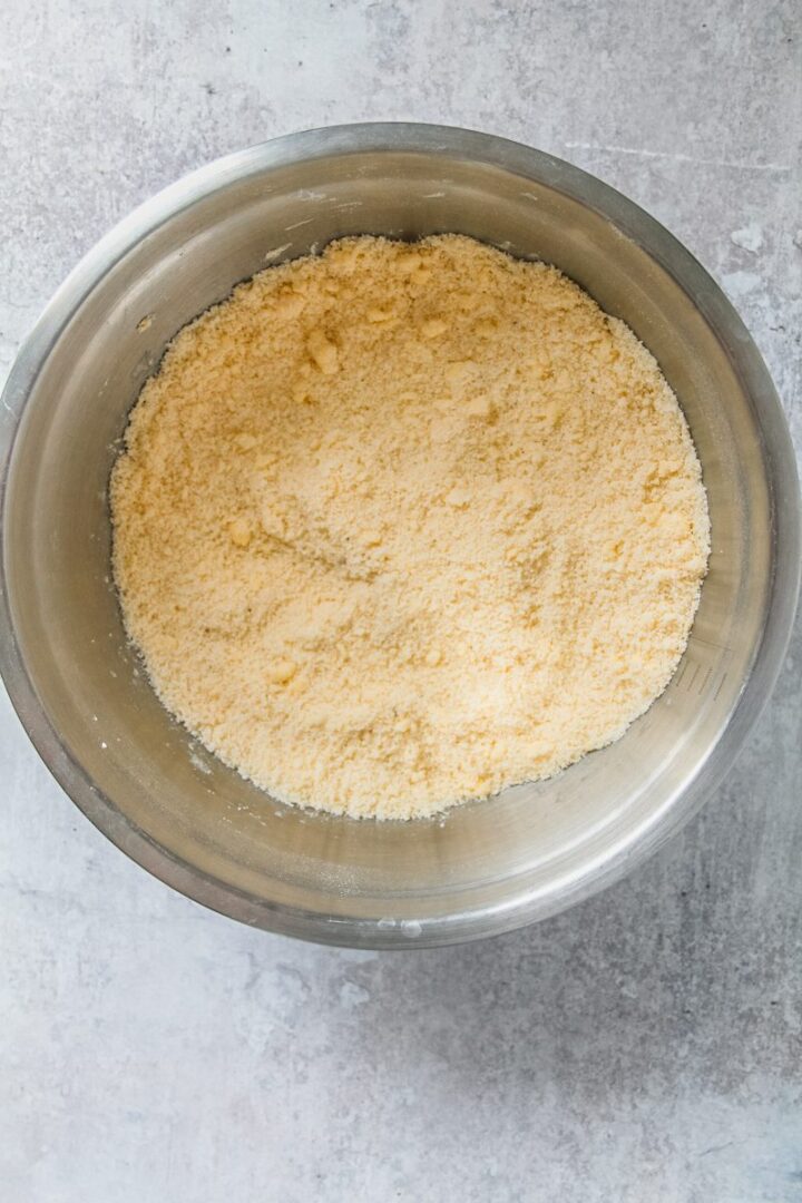 Vanilla Strawberry Cake - roamingtaste.com