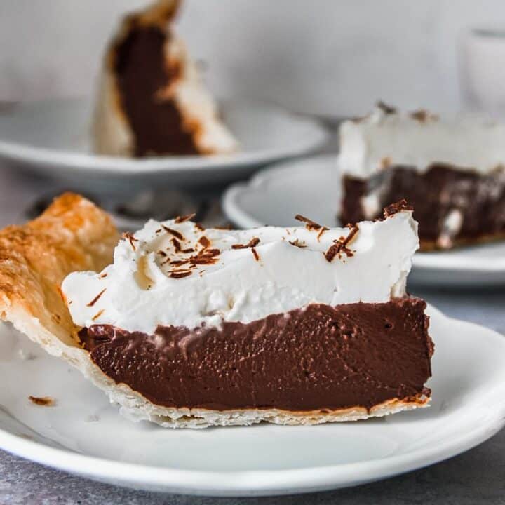 Chocolate Pudding Pie - roamingtaste.com