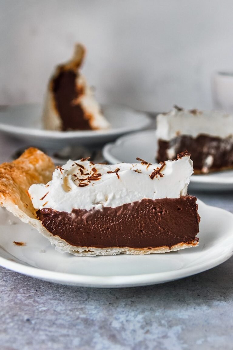 Chocolate Pudding Pie - roamingtaste.com