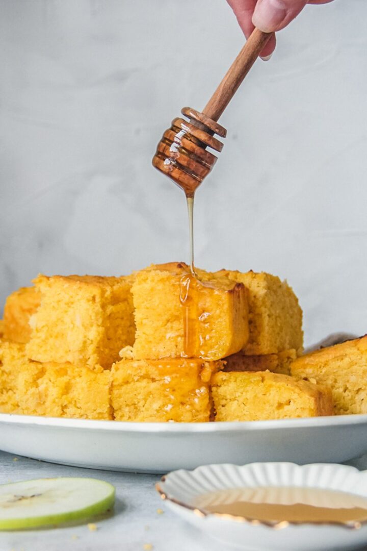Apple Cornbread - roamingtaste.com