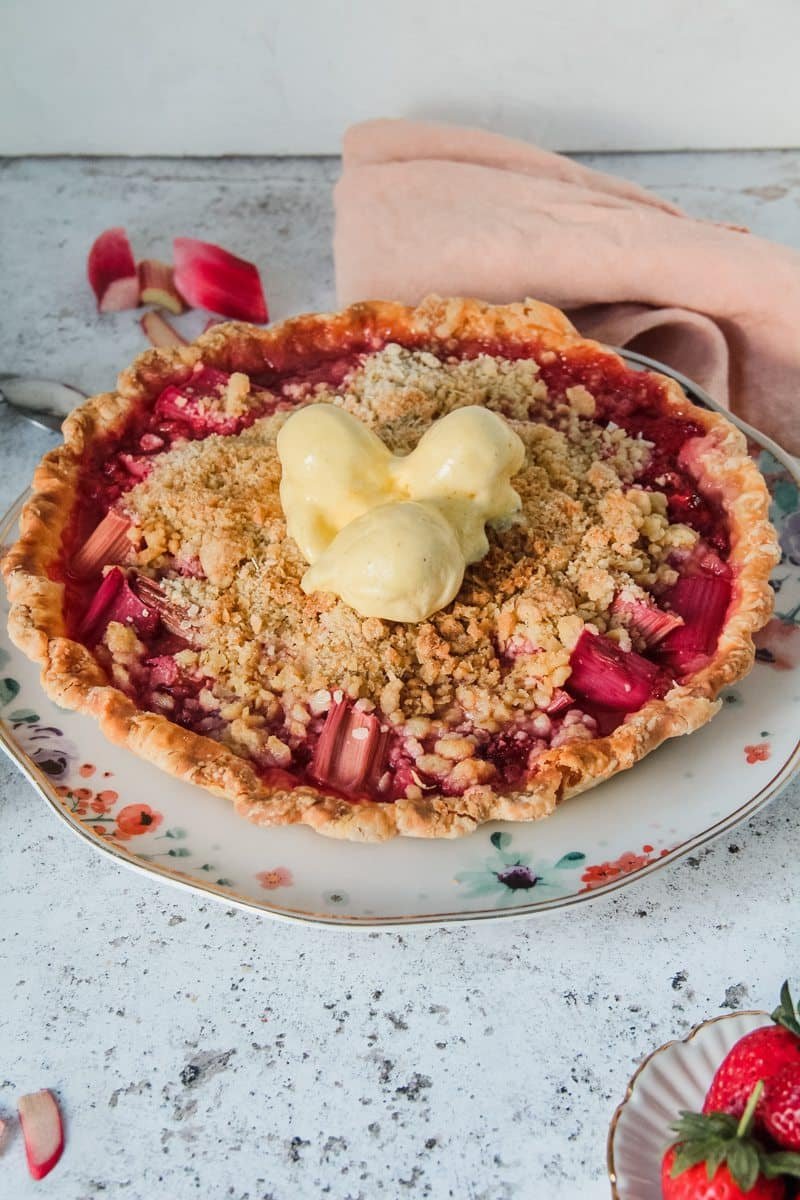 easy strawberry rhubarb pie with crumb topping