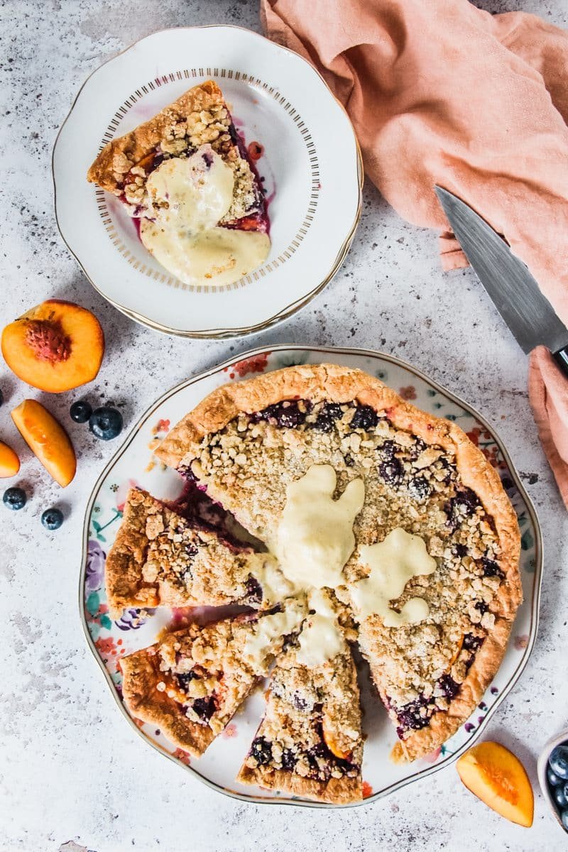 peach and blueberry pie with crumb topping