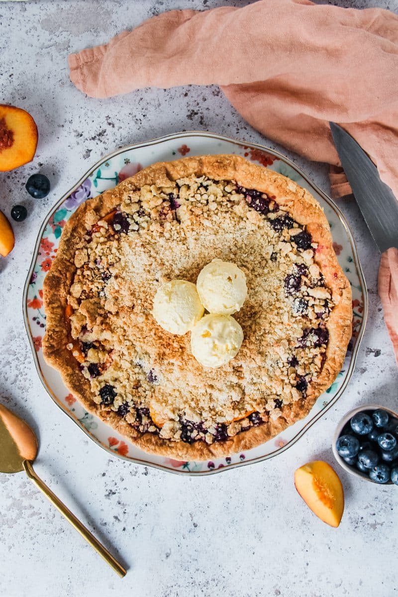 peach blueberry pie with crumb topping