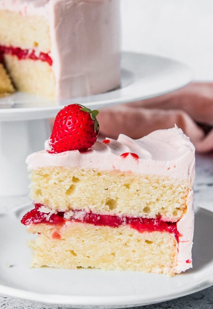 Vanilla Strawberry Cake - roamingtaste.com